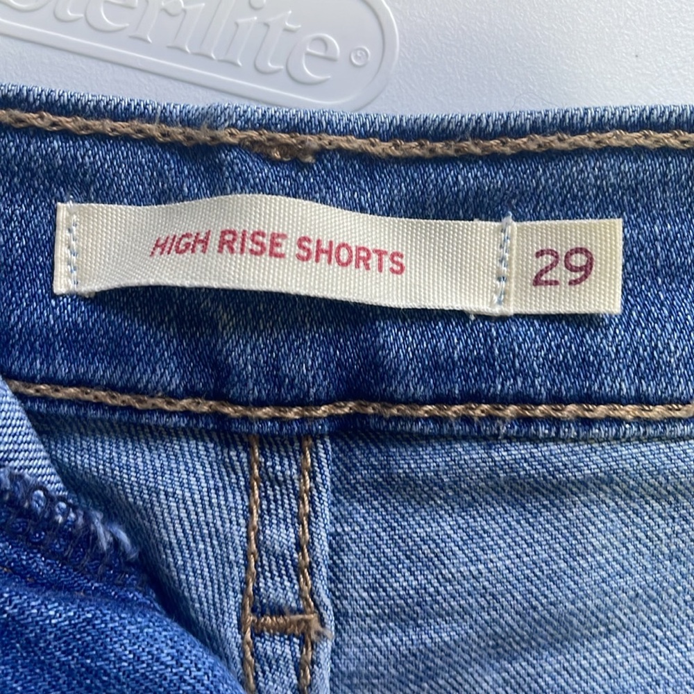 New without tags - Levi high-rise shorts - Picture 3 of 3